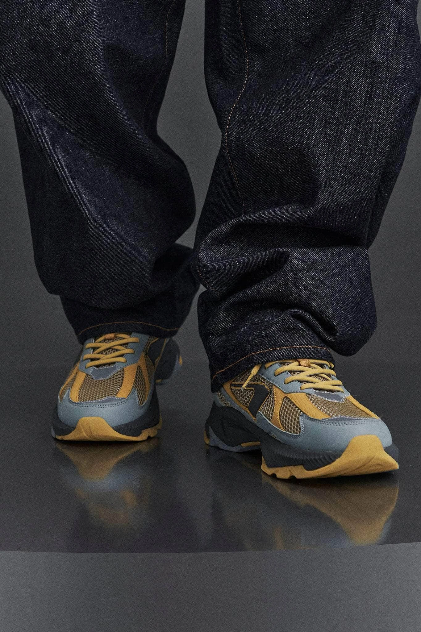 Forma Runner | Dark Grey Mustard | Women 9 Forma Runner | Dark Grey Mustard | Women - Image 7