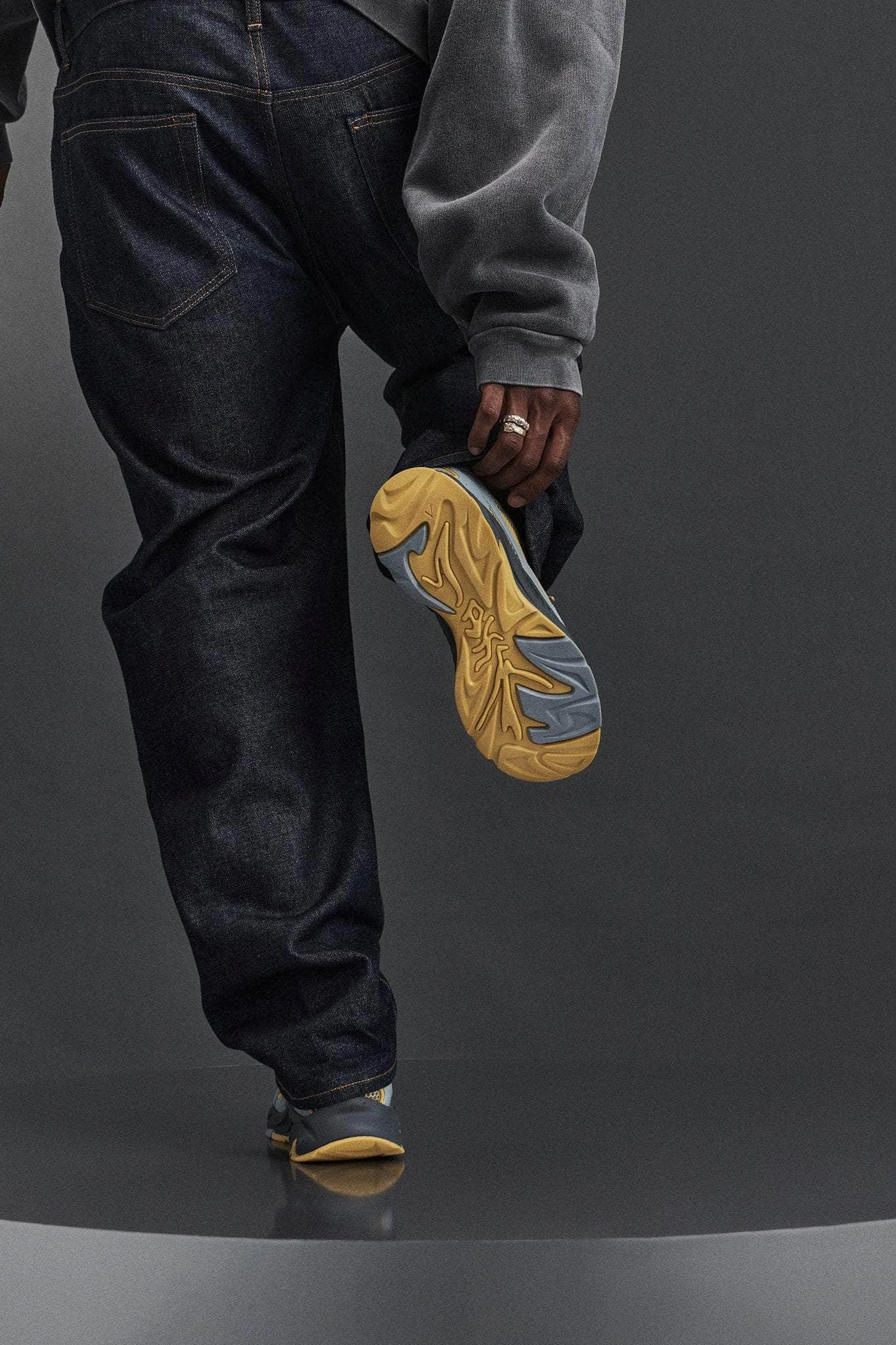 Forma Runner | Dark Grey Mustard | Women 10 Forma Runner | Dark Grey Mustard | Women - Image 8